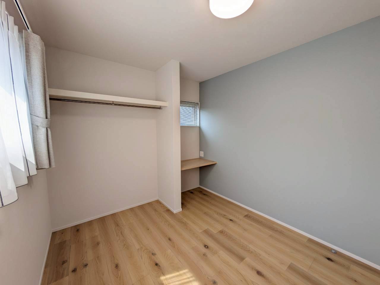 ■洋室Ｂ　
＿ブルーのアクセントクロスとグレーのカーテンがマッチする子ども部屋