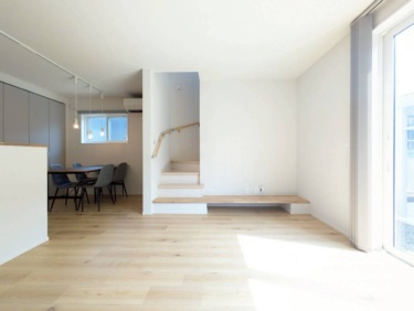 ■リビングからの目線　
＿階段の１段目がＴＶカウンターに。遊びゴコロのあるフラットカウンター。