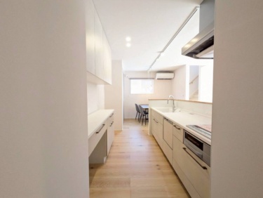 ■キッチン・カップボード　
＿白を基調とした美しいキッチン