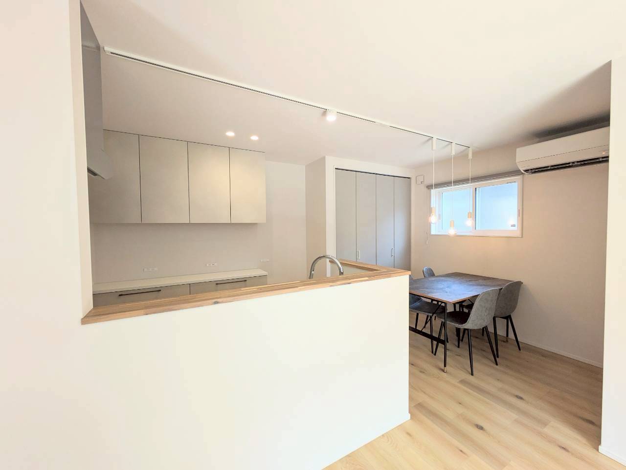 ■ダイニング・キッチン
＿パントリーで整えて、ペンダントで彩るダイニング・キッチン。