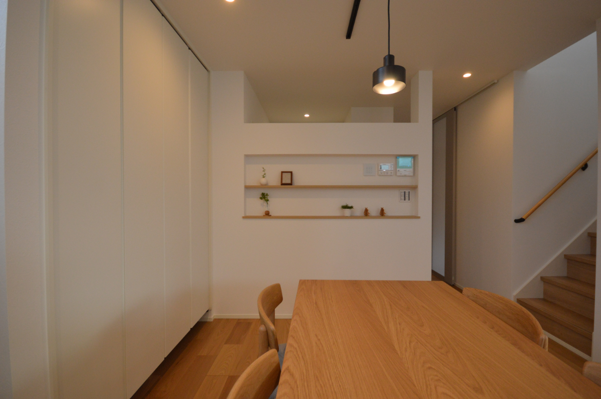 ■ダイニング
壁に凹みをつくって見せる収納が楽しめるオシャレな”ニッチ”付き