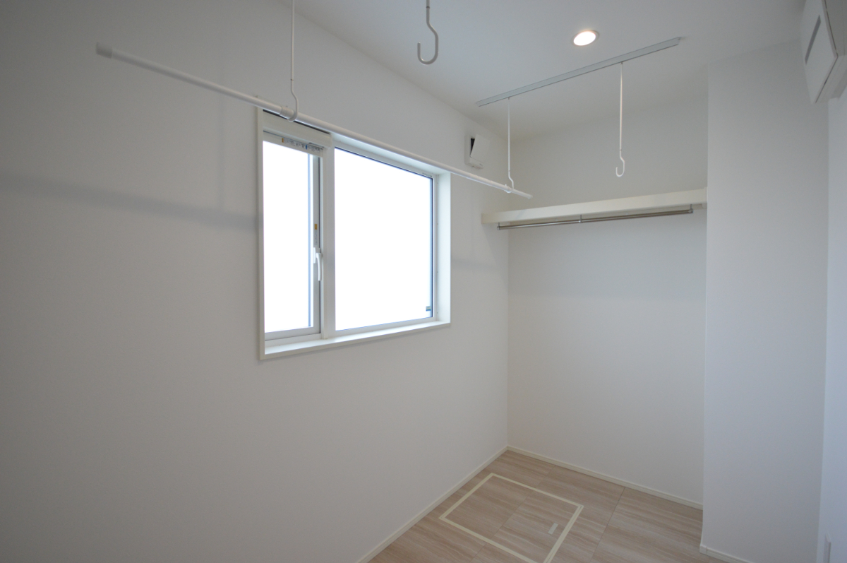 ■脱衣室
室内用物干しとハイプハンガー付きで便利！