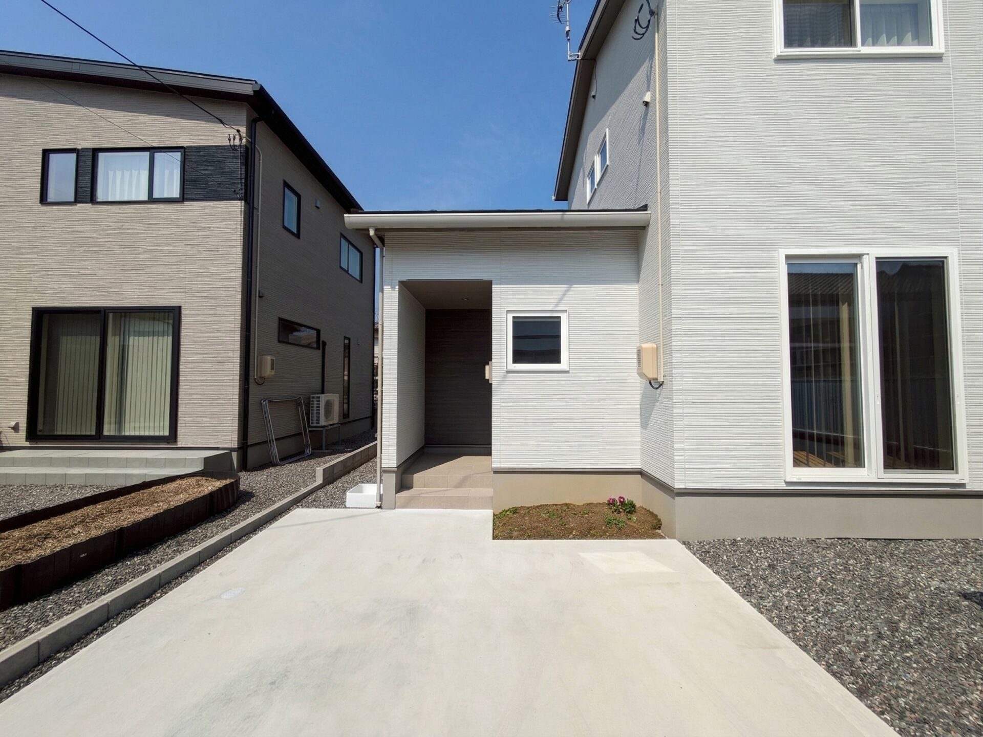 ■現地外観写真（玄関・ポーチ部分）
　※２０２６年３月撮影