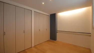 二つに分けたクローゼットがある主寝室