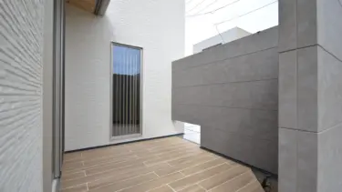 リビングとフラットに繋がるプライベートテラスは陽当たり◎