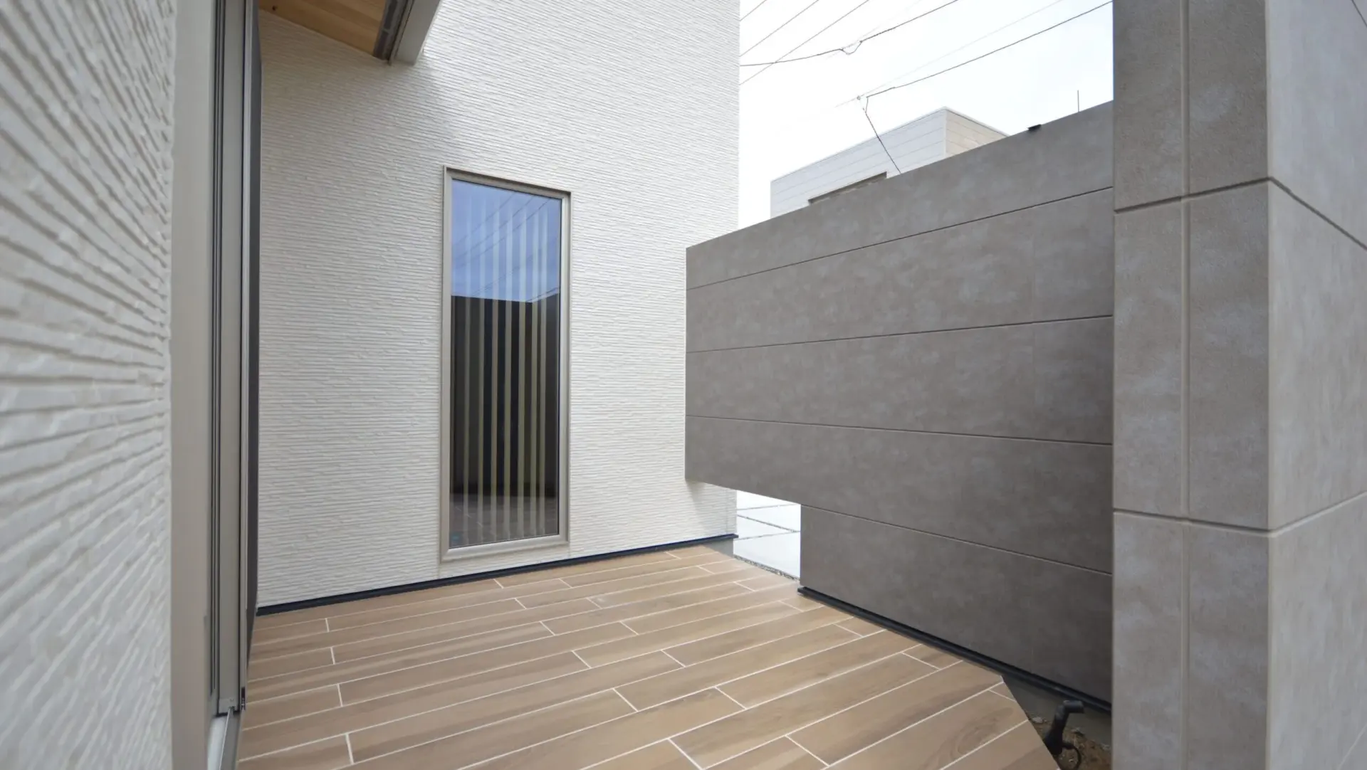 リビングとフラットに繋がるプライベートテラスは陽当たり◎