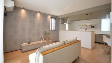 スタイリッシュな間接照明と折下げ天井が上質な空間を演出