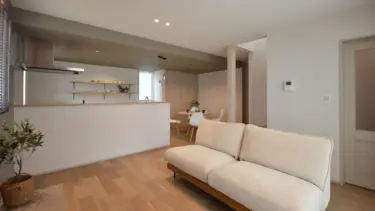 木目調の床と白を基調とした開放感あふれるＬＤＫ