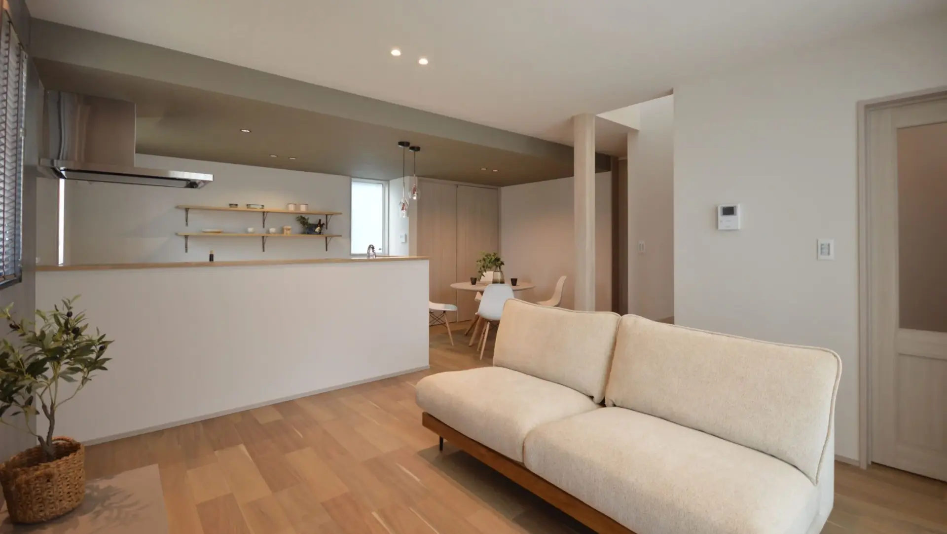 木目調の床と白を基調とした開放感あふれるＬＤＫ