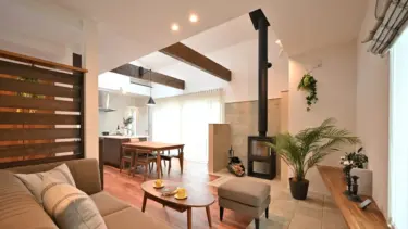 吹抜け＆梁現しで開放的な空間！

薪ストーブは、冬の寒い空気を力強く温めてくれます