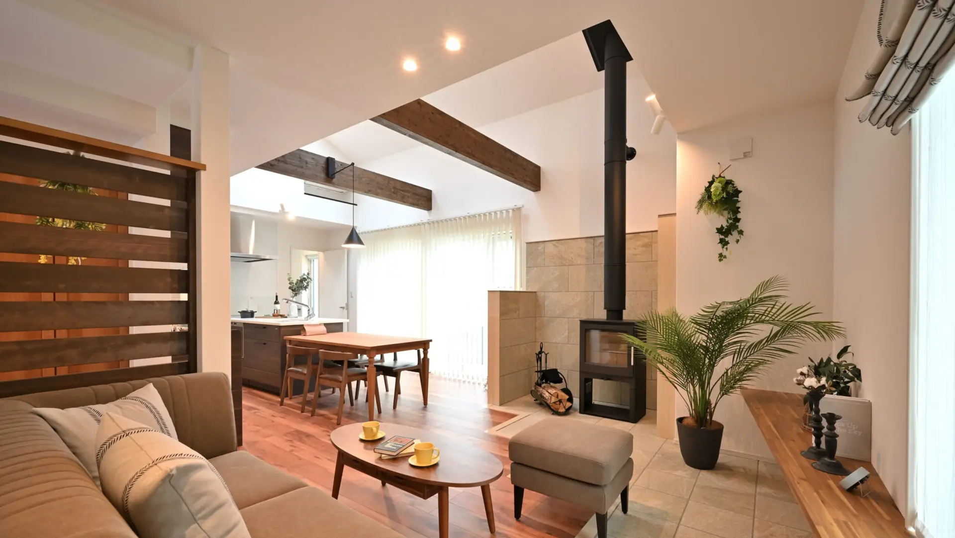 吹抜け＆梁現しで開放的な空間！

薪ストーブは、冬の寒い空気を力強く温めてくれます