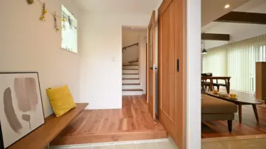 玄関から土間続きのリビング