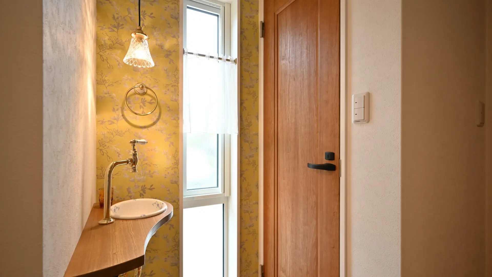 帰宅してすぐ使える玄関脇の手洗いカウンターでいつも清潔