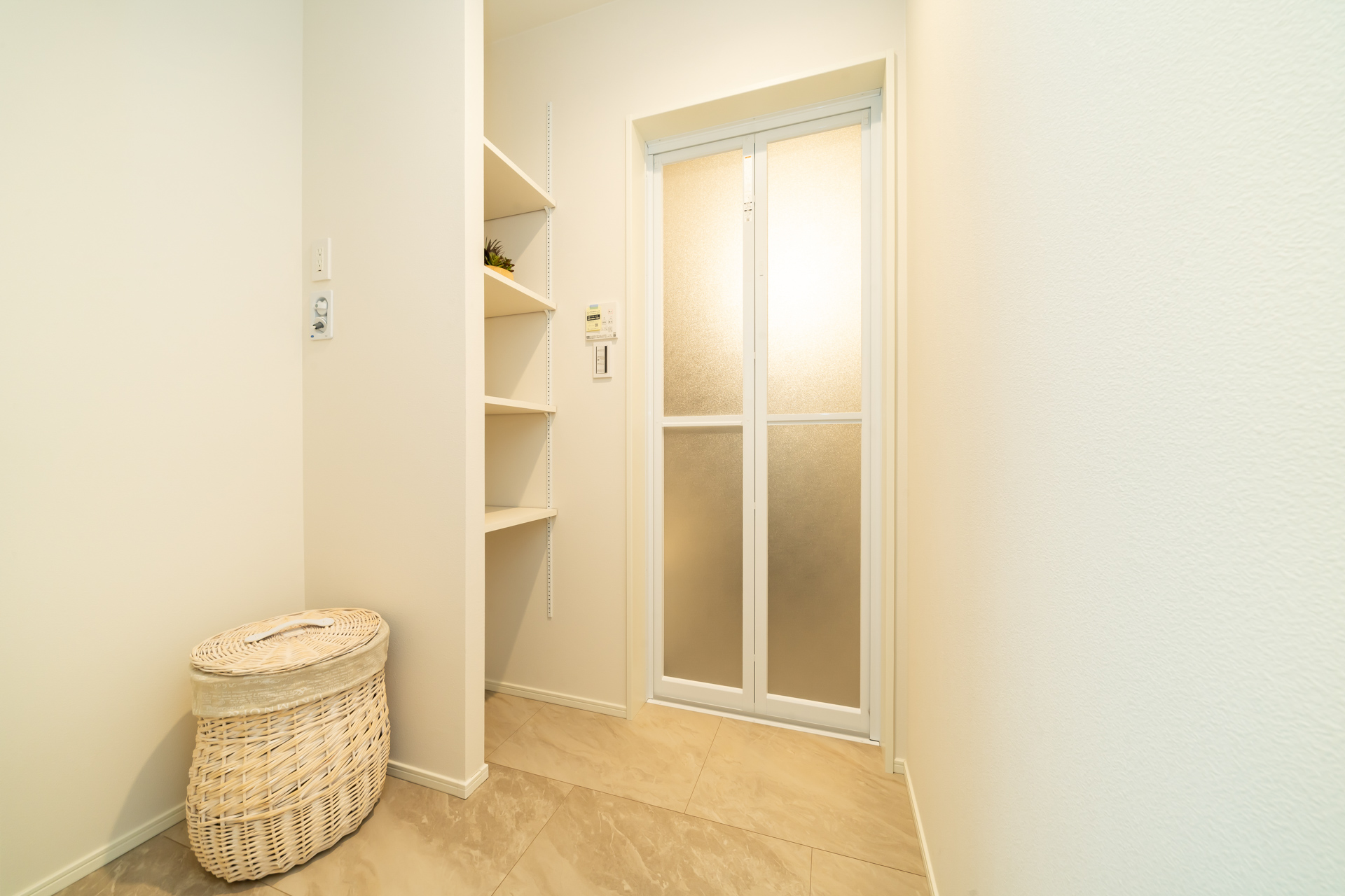 ■脱衣室
タオルや下着を置ける可動棚付きの脱衣室。洗面と独立した作りなので、来客時にも安心。