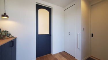 ■玄関１
リビングのガラスドアとペンダントライトがおしゃれな玄関。玄関→パントリーへ直接アクセスできるのでお買い物後の片付けがラクラク♪コート掛けや土間収納も備え付けられている。