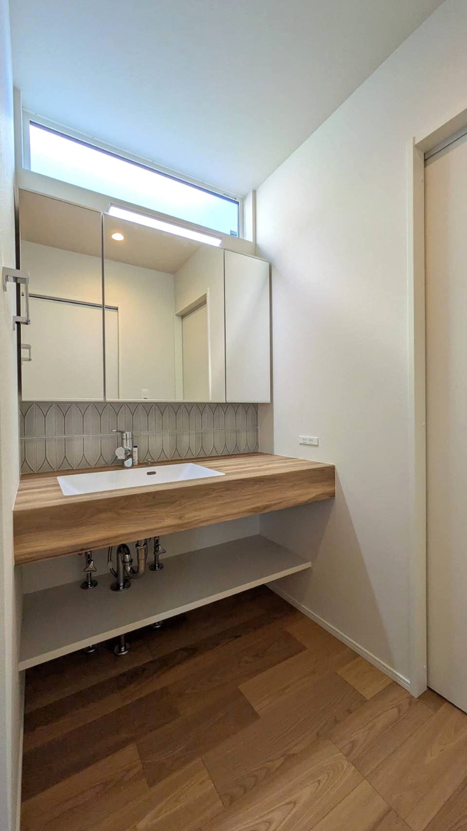 洗面スペース－
身支度が楽しくなるオシャレな造作洗面台。 忙しい朝も２人並んで準備ができるワイドな三面鏡！