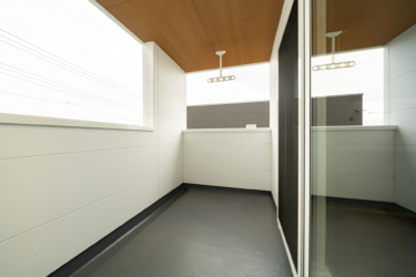 ■バルコニー
3.6帖のインナーバルコニーは雨の日も安心して干せて共働きのご夫婦には嬉しい空間。ベンチを置いてゆったり寛ぐこともできる広さです。