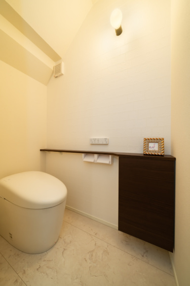 ■１階トイレ
１階はおしゃれでお手入れもしやすいタンクレストイレ。