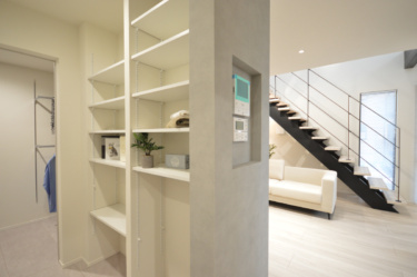 テレビ設置スペースの裏側には収納あり！
リビングから見えない、すっきりと隠せるスタイリッシュな収納