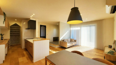 ■ＬＤＫ ２
人気のバーチカルブラインドや木製ブラインドもトータルでデザインコーディネートされている。