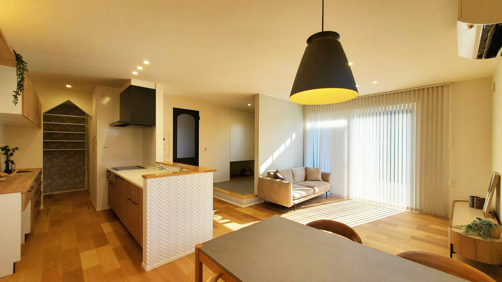 ■ＬＤＫ ２
人気のバーチカルブラインドや木製ブラインドもトータルでデザインコーディネートされている。