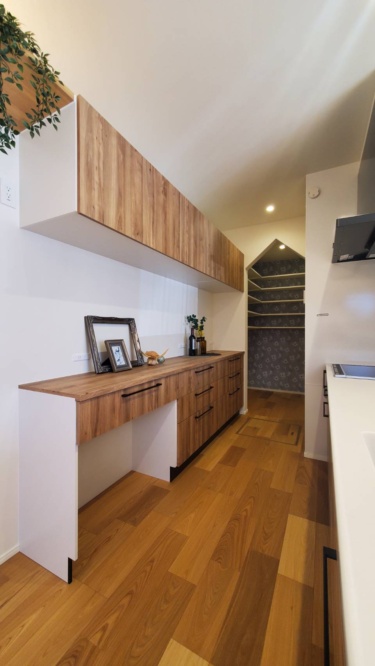 ■キッチン・食器棚
木目のやさしい色合いで空間になじむキッチン。
お気に入りの器も、日常使いの道具もすっきりと片付きます。