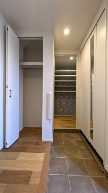 玄関 －
パントリーは玄関から直結なので重い荷物もすぐに片づけられる家事楽なつくり。