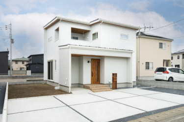 ■外観写真（南東側）
南に面した広い庭で、BBQやプールなど思う存分楽しめる。駐車スペースも4台確保されていて来客時も安心。