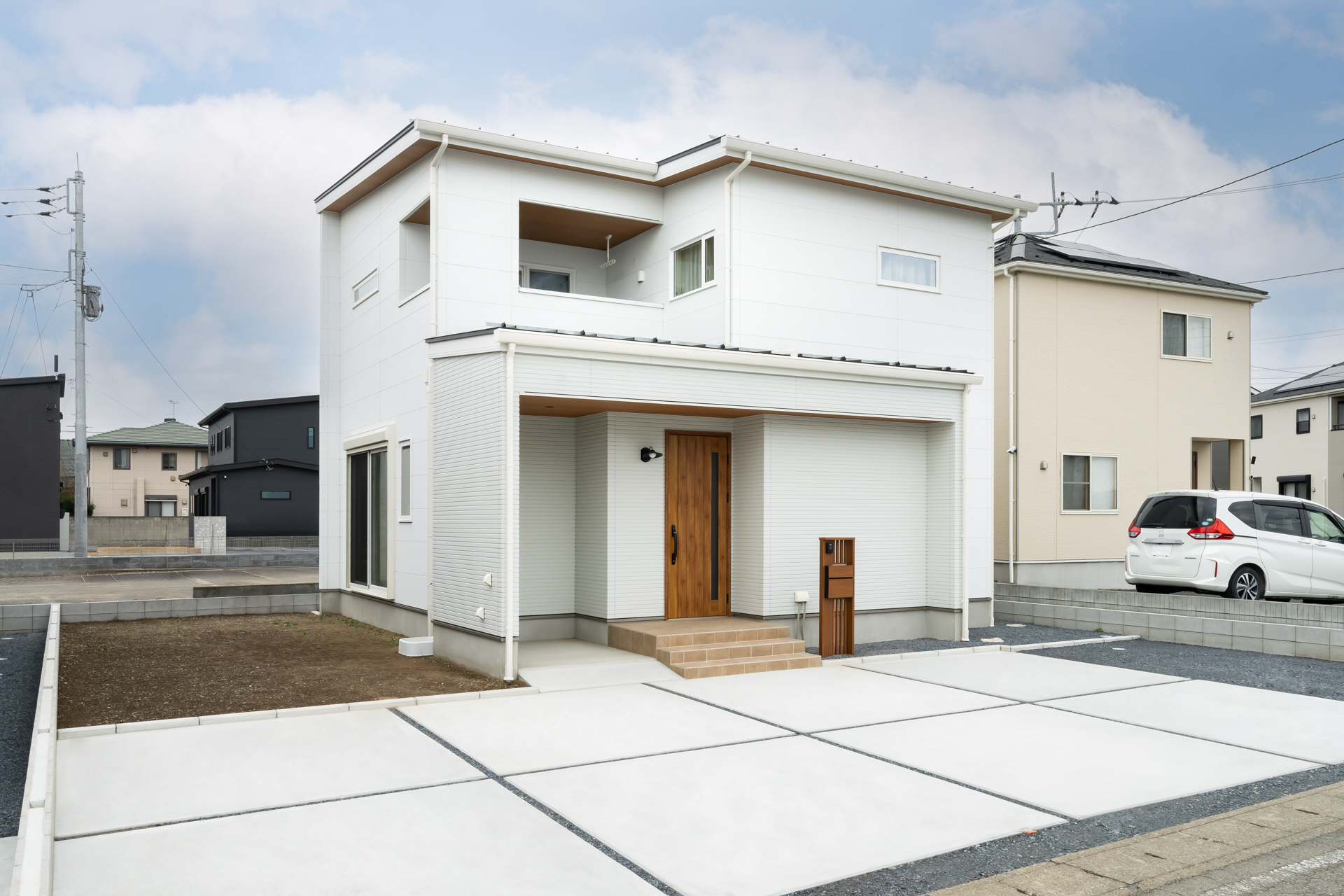 ■外観写真（南東側）
南に面した広い庭で、BBQやプールなど思う存分楽しめる。駐車スペースも4台確保されていて来客時も安心。