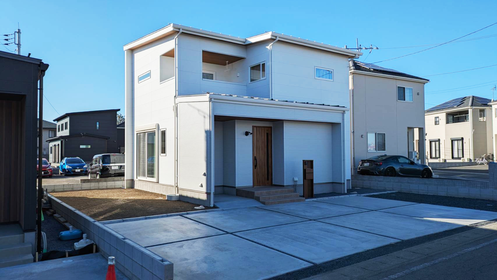 ■外観写真（南東側）
南に面した広い庭で、BBQやプールなど思う存分楽しめる。駐車スペースも4台確保されていて来客時も安心。