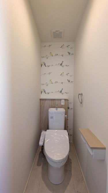 ２階トイレ －
ウォシュレット付きトイレ。かわいい壁紙もポイント。
