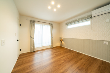 ■寝室
約７帖の寝室。寝室内にウォークインクローゼットが３帖分あるので収納も充実。