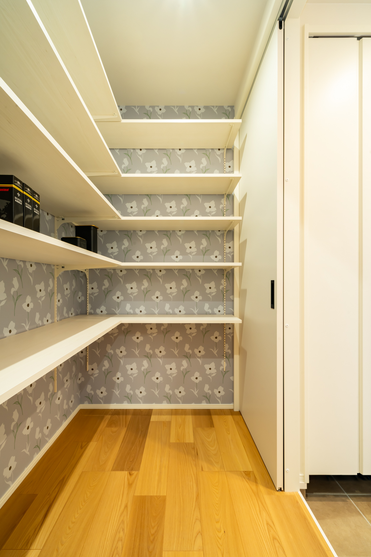 ■パントリー 
三角の下がり壁が可愛い大容量のパントリー。玄関から直結なので重い荷物もすぐに片づけられる家事楽なつくり。