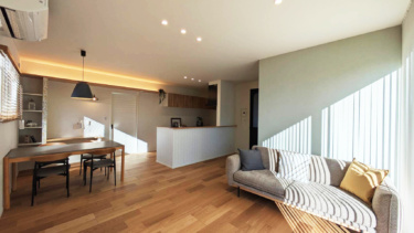 ■ＬＤＫ １
広く全体が見渡せるL型レイアウトのLDK。
天井高2.5ｍの開放感と間接照明やおしゃれなペンダントライトが映える憩いの空間。