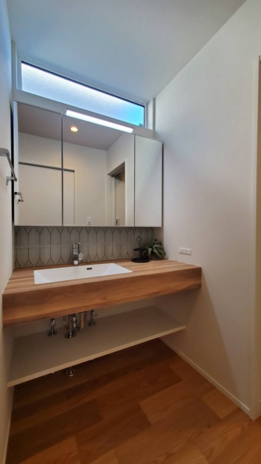 ■洗面スペース
身支度が楽しくなるオシャレな造作洗面台。
忙しい朝も２人並んで準備ができるワイドな三面鏡！