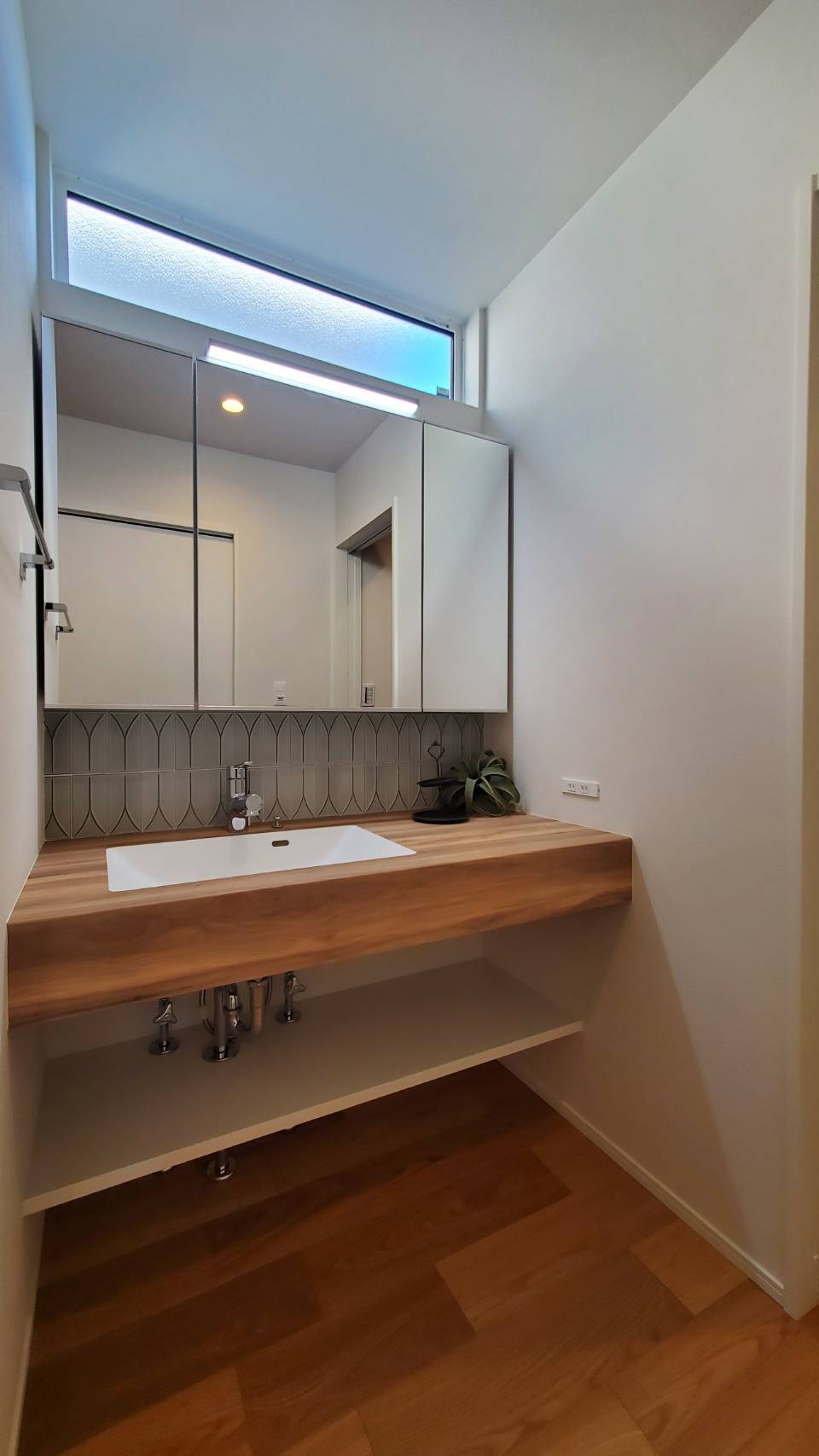 ■洗面スペース
身支度が楽しくなるオシャレな造作洗面台。
忙しい朝も２人並んで準備ができるワイドな三面鏡！