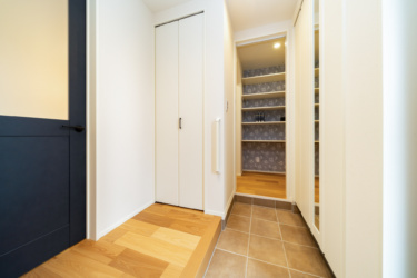 ■玄関（土間収納側）
パントリーは玄関から直結なので重い荷物もすぐに片づけられる家事楽なつくり。