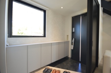 モノトーン系の配色使いがポイントの玄関