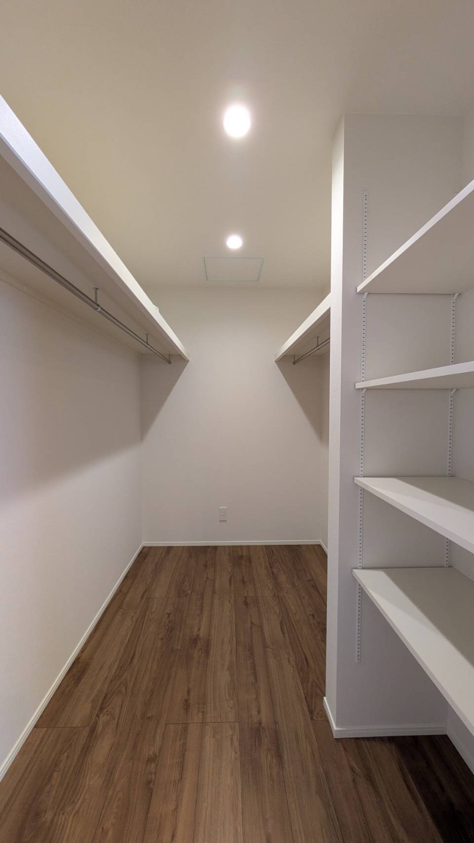 内観（ウォークインクローゼット） －
３帖のウォークインクローゼットはご夫婦の洋服やバッグなどもしっかり収納できる