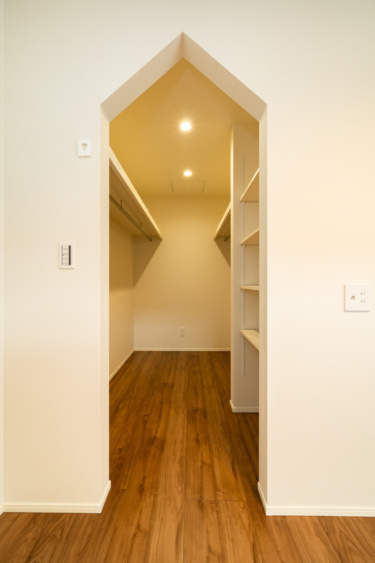 ■ウォークインクローゼット
3帖のウォークインクローゼットはご夫婦の洋服やバッグなどもしっかり収納できる