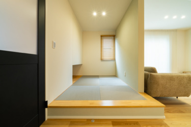 ■小上がり
リビングに隣接した2.6帖の小上がり和室。
リビングとは少し区切りながらもキッチンからは視線が届くので、お子様の遊び場としてちょうどよい空間。