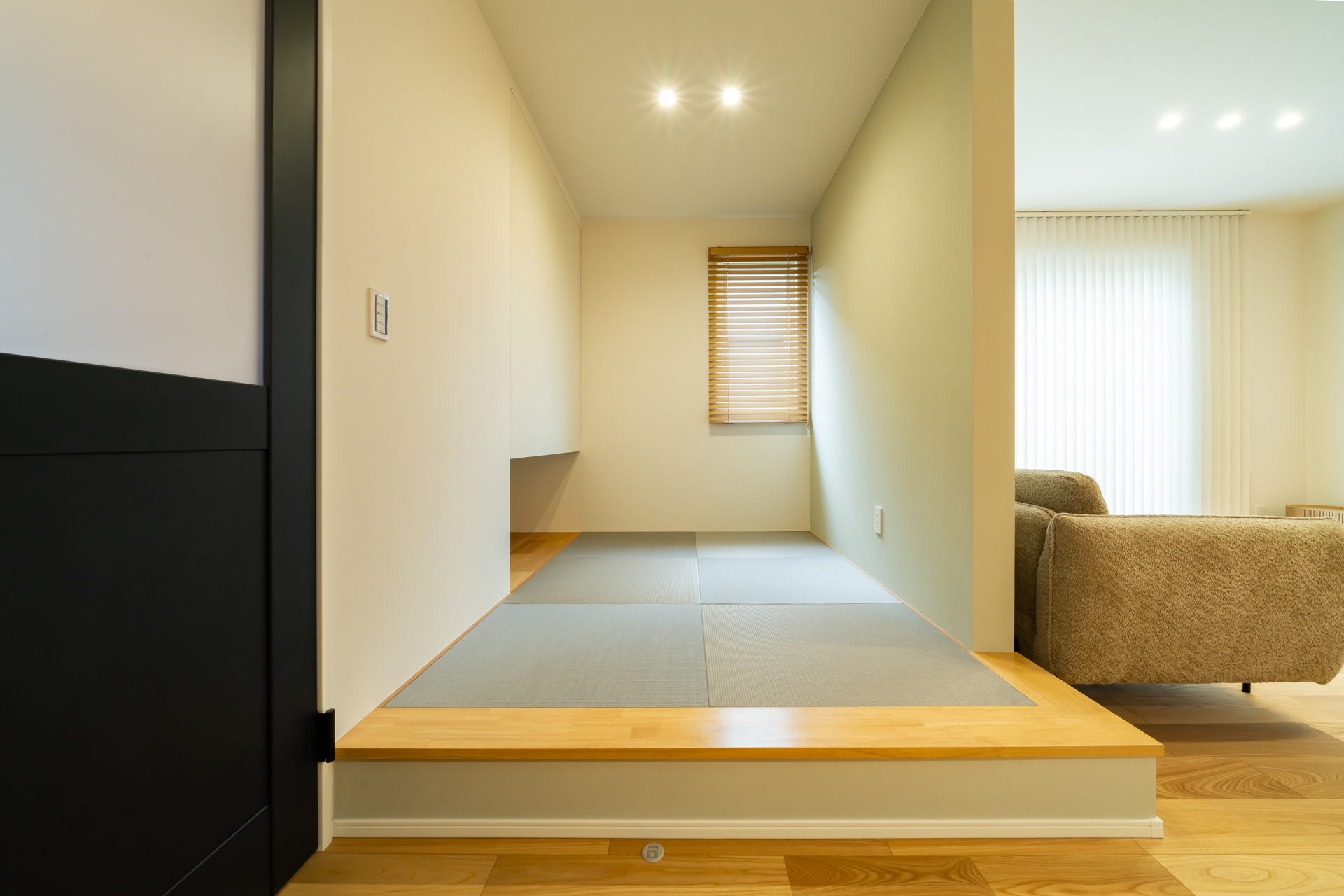 ■小上がり
リビングに隣接した2.6帖の小上がり和室。
リビングとは少し区切りながらもキッチンからは視線が届くので、お子様の遊び場としてちょうどよい空間。