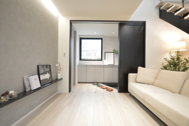 玄関とリビングをゆるやかに繋ぐ広々とした引き戸