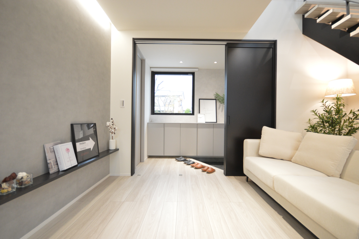 玄関とリビングをゆるやかに繋ぐ広々とした引き戸