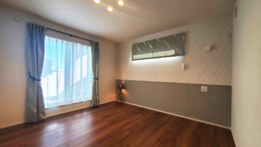 ■寝室
約７帖の寝室。寝室内にウォークインクローゼットが３帖分あるので収納も充実。