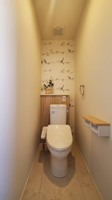 ■２階トイレ 
ウォシュレット付きトイレ。かわいい壁紙もポイント。