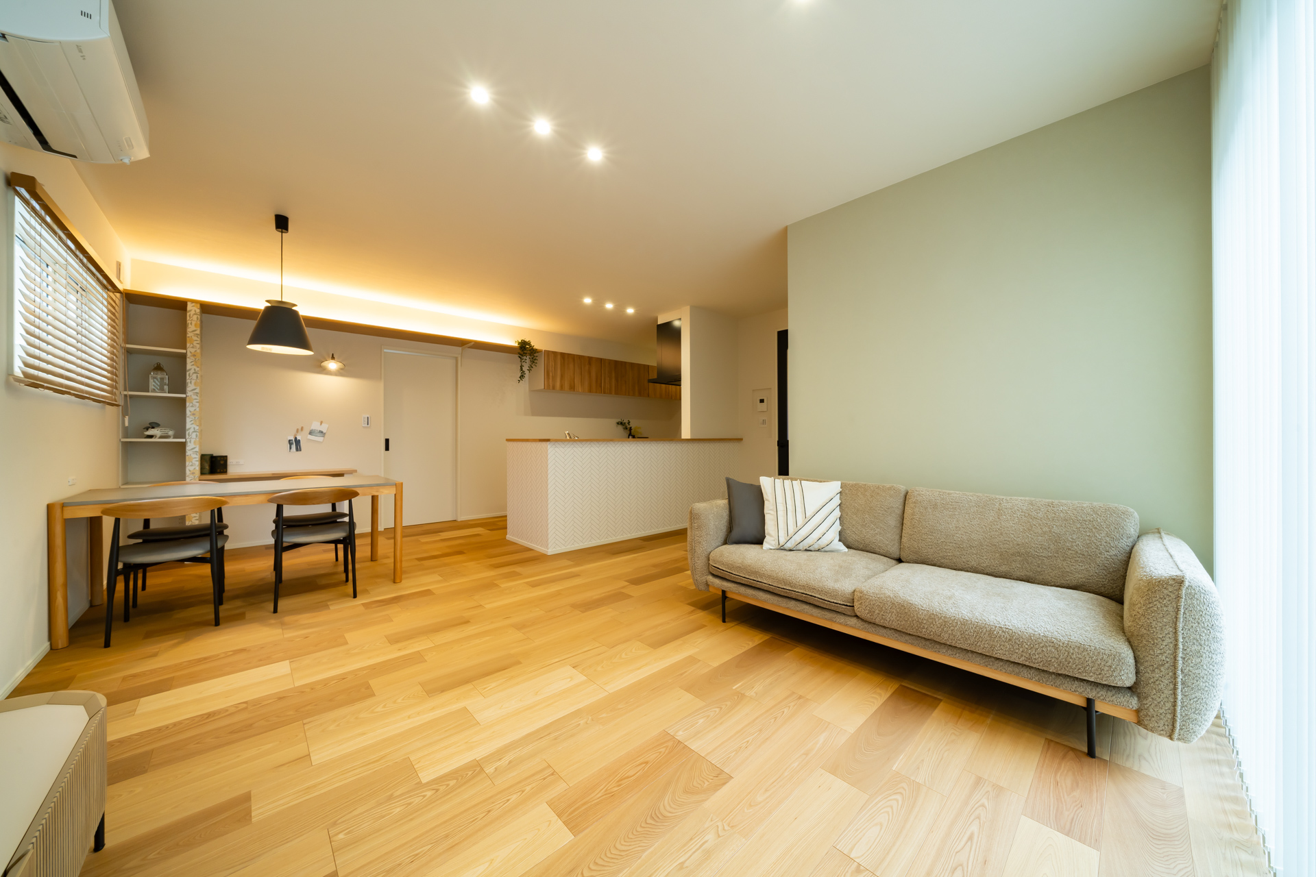 ■ＬＤＫ １
広く全体が見渡せるL型レイアウトのLDK。
天井高2.5ｍの開放感と間接照明やおしゃれなペンダントライトが映える憩いの空間。