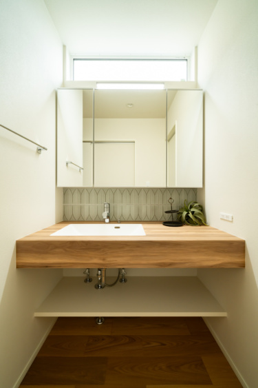 ■洗面スペース
身支度が楽しくなるオシャレな造作洗面台。
忙しい朝も２人並んで準備ができるワイドな三面鏡！