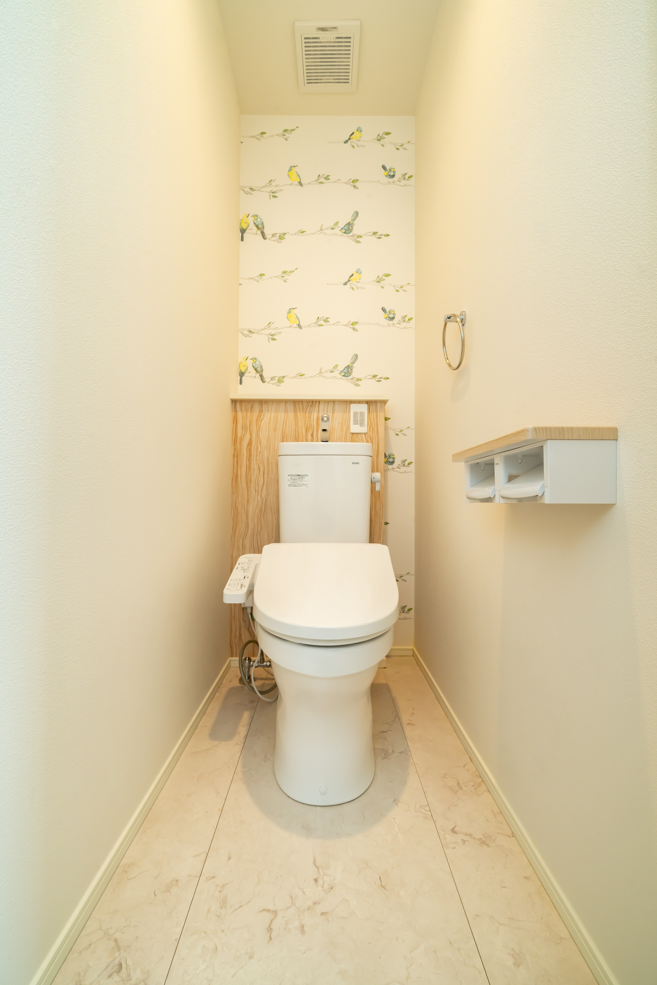 ■２階トイレ 
ウォシュレット付きトイレ。かわいい壁紙もポイント。