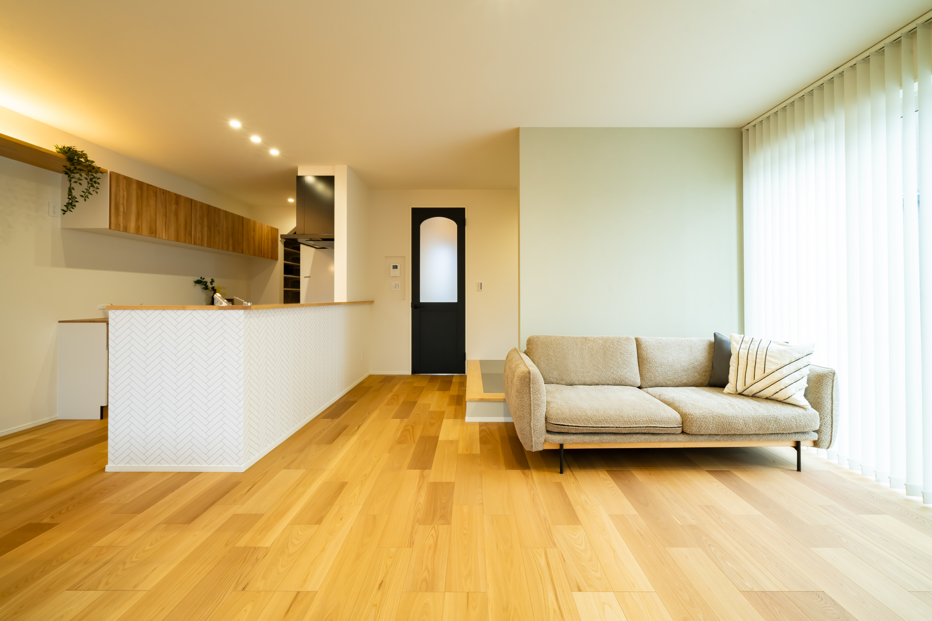 ■ＬＤＫ ２
人気のバーチカルブラインドや木製ブラインドもトータルでデザインコーディネートされている。